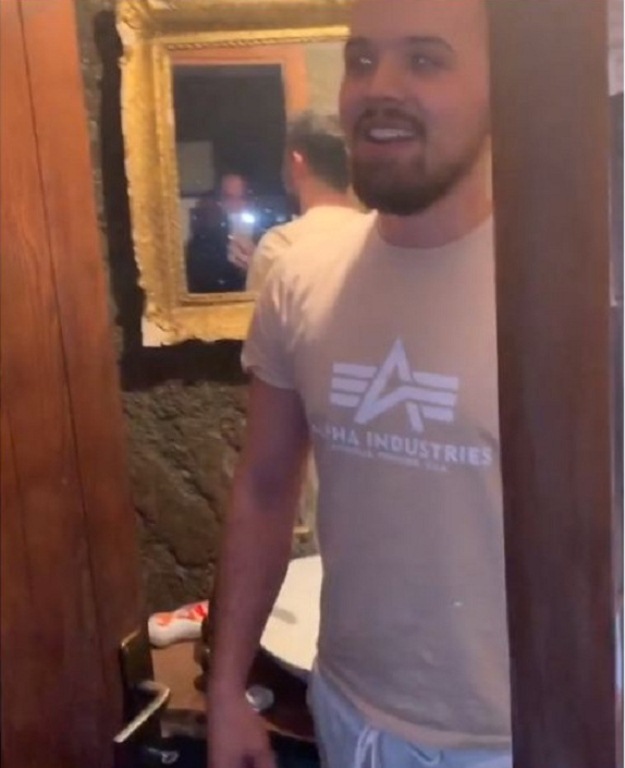 “Kur një yll ngec në tualet”, Flor Mumajesi publikon videon e këngëtarit shqiptar