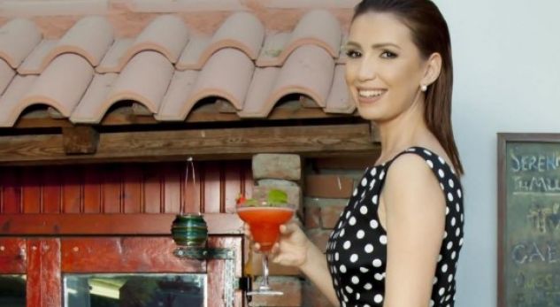 Moderatorja shqiptare flet për sfidat e rritjes së vogëlushit të saj