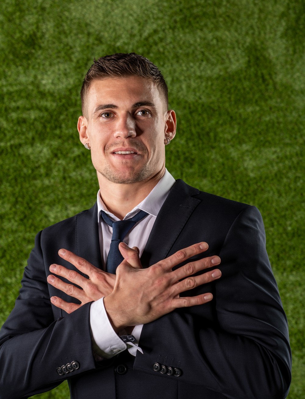 Zgjidhet në formacionin më të mirë të vitit, futbollisti shqiptar feston me… “shqiponjë”