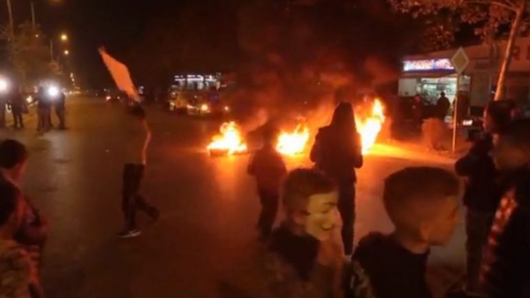 Banorët e Astirit bllokojnë rrugën dhe djegin goma