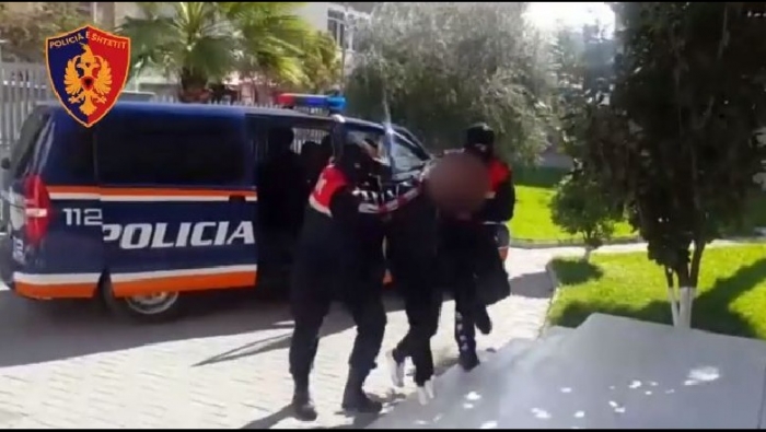 Arrestohet zjarrfikësi nga SHÇBA, torturonte fëmijët dhe gruan