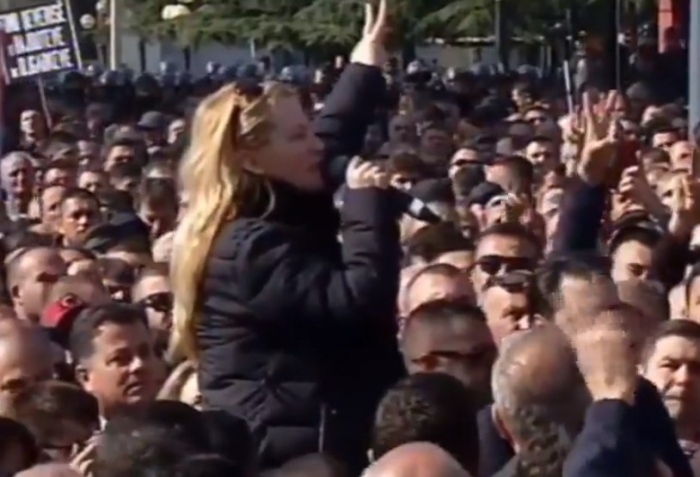 Mesila Doda me dy gishtat lart: Djegia e mandateve, e njëjtë me rrëzimin e bustit