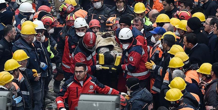 16-vjeçari shpëtohet pas 45 orësh nën rrënoja