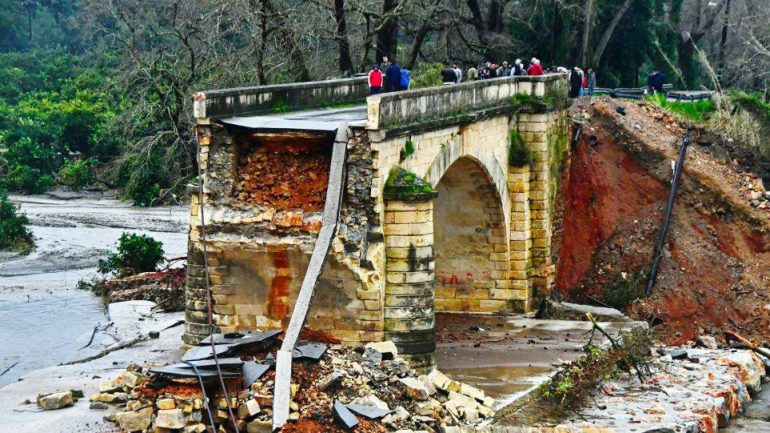 Shqiptarët në Kretë, kontribut për rindërtimin e urës së shembur