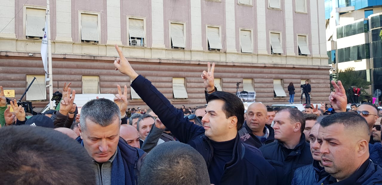 Mbyllet protesta e opozitës, Basha i lë takimin e radhës protestuesve
