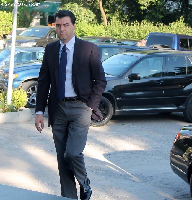 Basha mbërrin në selinë e PD-së, protestuesit me shirita paqeje në krah