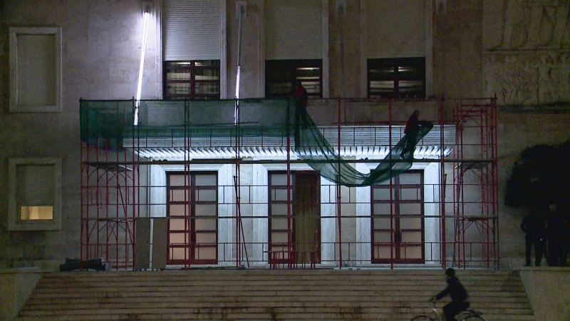 Masat për protestën, ngrihet skela në hyrje të Kryeministrisë