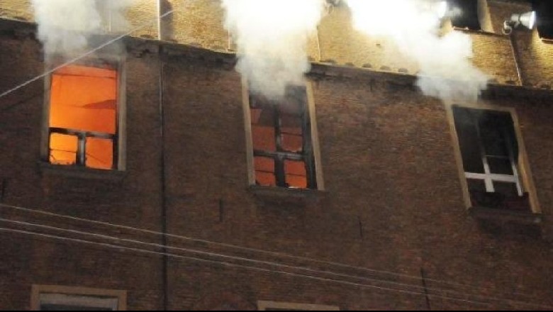 Një banesë përfshihet nga flakët