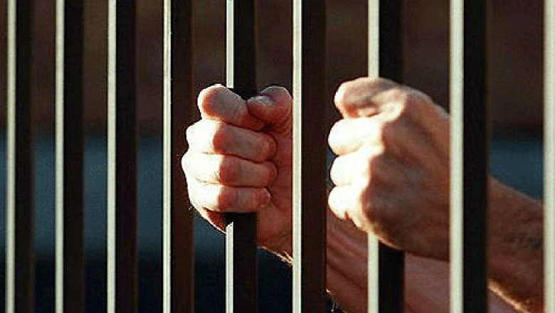 Emri/ 25-vjeçari vetëvaret në qeli