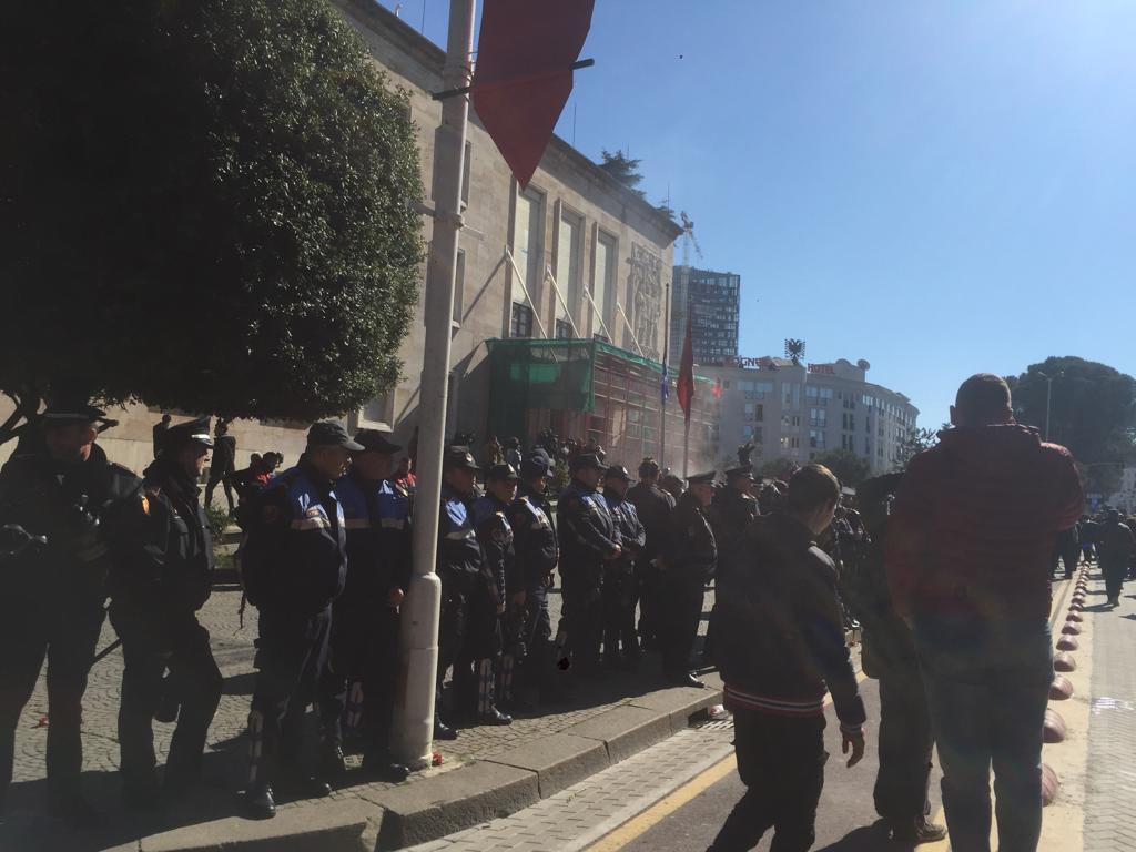 Ambasada e SHBA-së thirrje: Refuzoni dhunën, tregohuni të përmbajtur