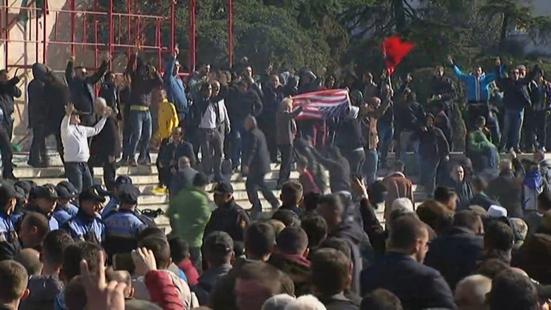 Protesta/ Policia blindon Kuvendin, Garda: Gazetarët me maska