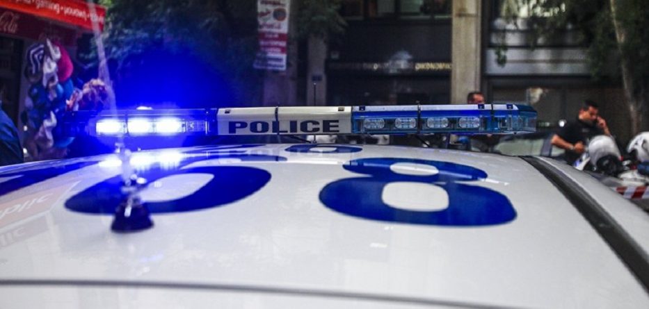 Shqiptari dhe dy të arrestuar të tjerë arratisen nga makina e policisë