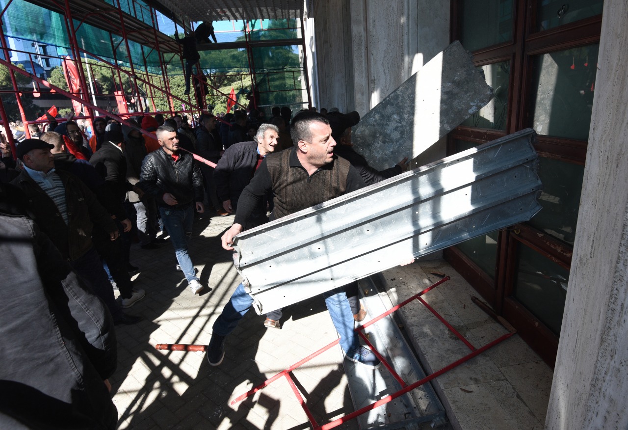 Nga timoni i Ferrarit te autoblindat, armët e shkopinjtë e drurit… Pamja tjetër e protestës (FOTO)