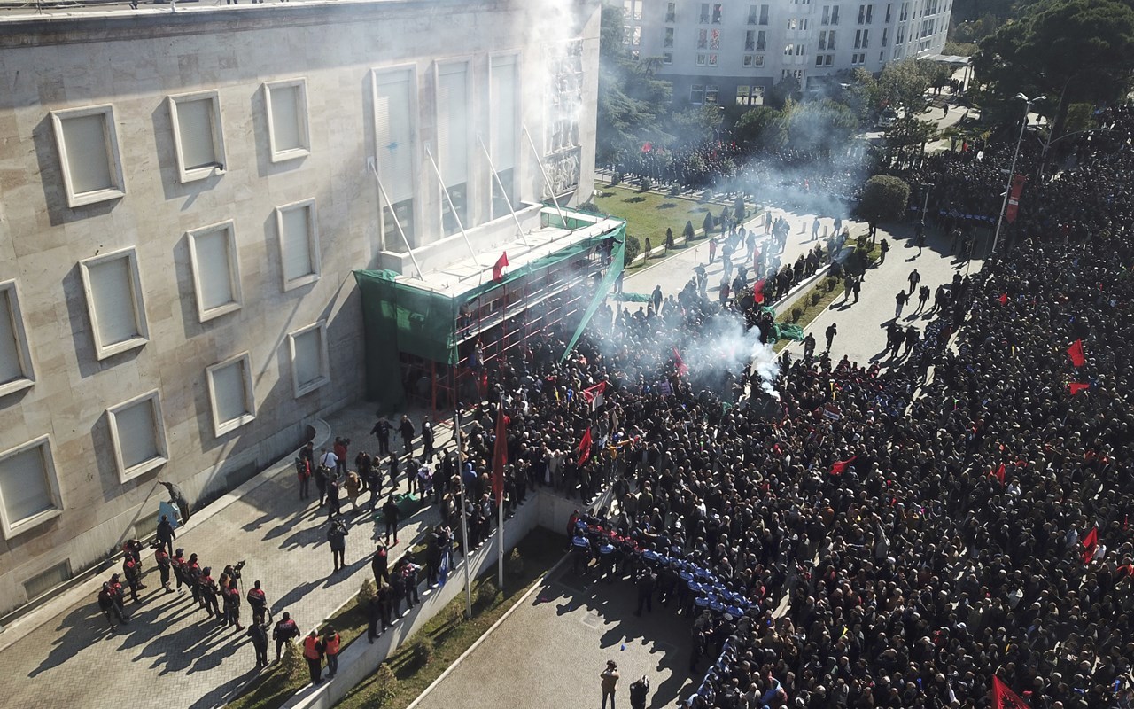 Procedohet një person, postoi foto me armë në rrjete sociale dhe thirrje për dhunë në protestë