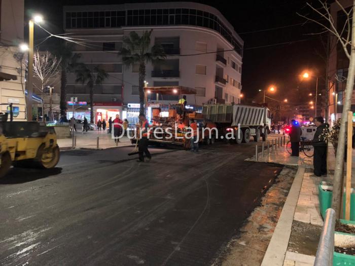 Shtrohet me asfalt, bllokohet kalimi për automjetet. Drejt përfundimit rikualifikimi i rrugës “Egnatia” (FOTO & VIDEO)