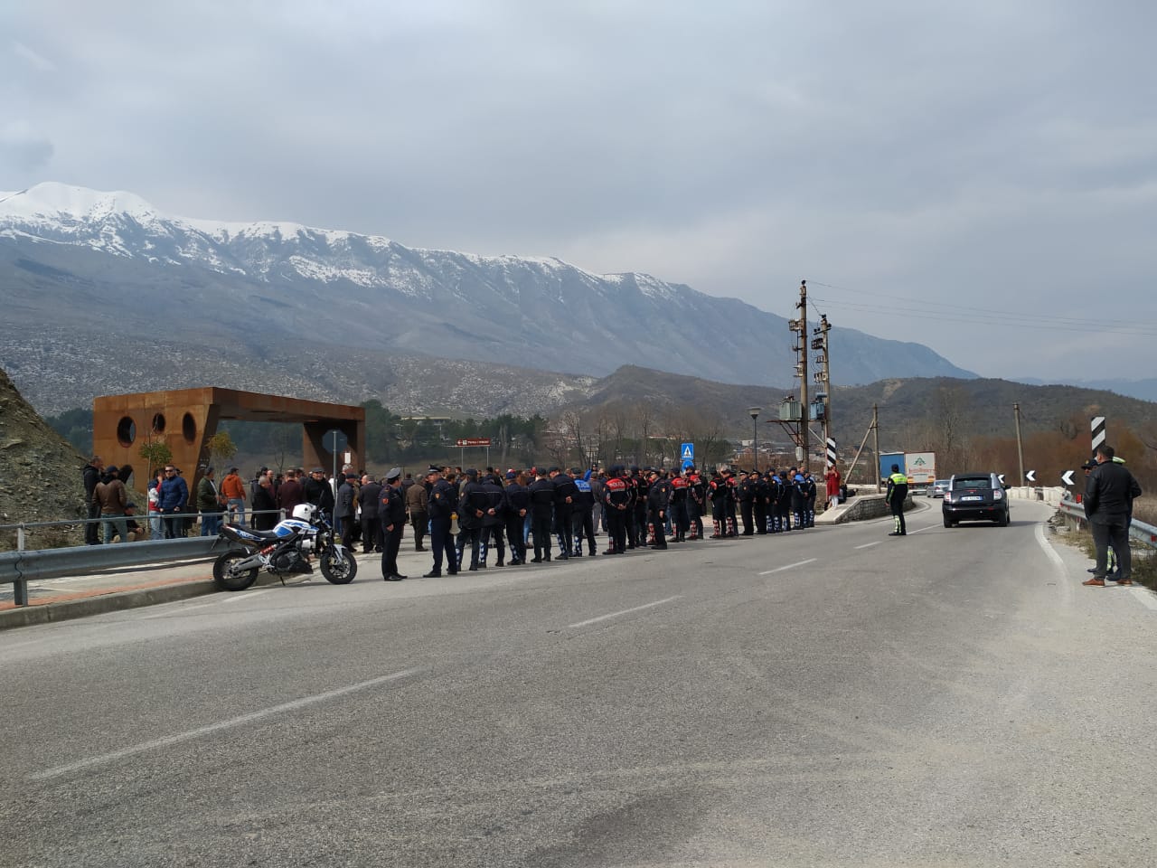 Mbështetës të PD-së grumbullohen të presin me protesta Ramën