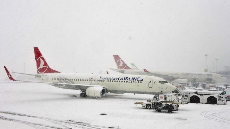 Dëbora mbërthen Stambollin, anulohen dhjetëra fluturime dhe udhëtime me traget