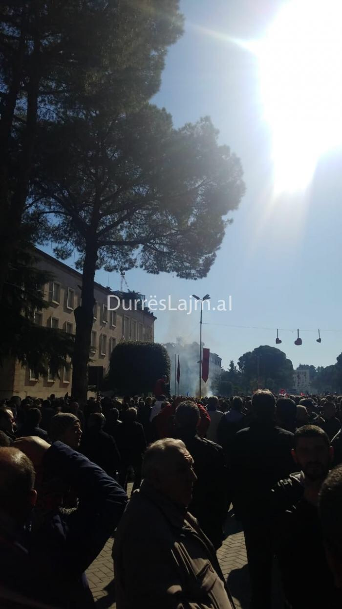 Tension në protestë, apeli i Presidentit Meta: Vetëpërmbahuni