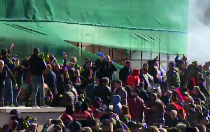 VIDEO/ Tensionohet protesta, çahet kordoni i policisë, shqyhet mbulesa e skelës