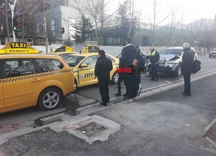 Fuoristrada merr përpara dy taksi (FOTO)