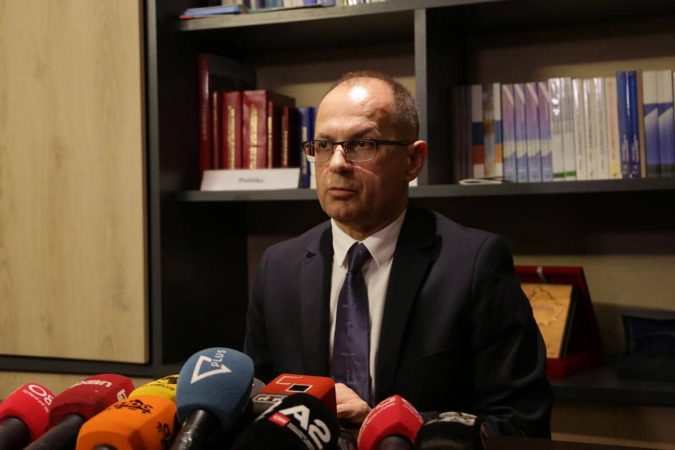 Studentët e Juridikut kërkesë dekanit me 6 pika: Shtyni sezonin