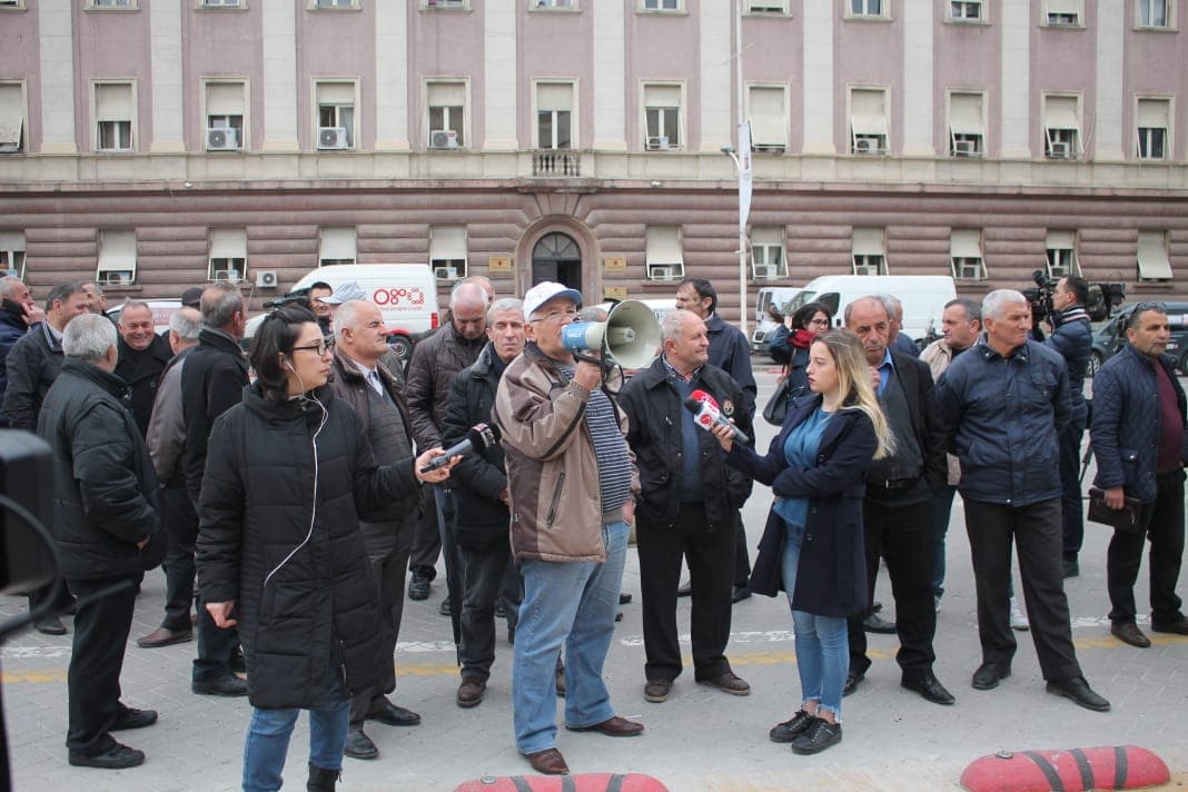Minatorët protestë te kryeministria: Do futemi në grevë urie!