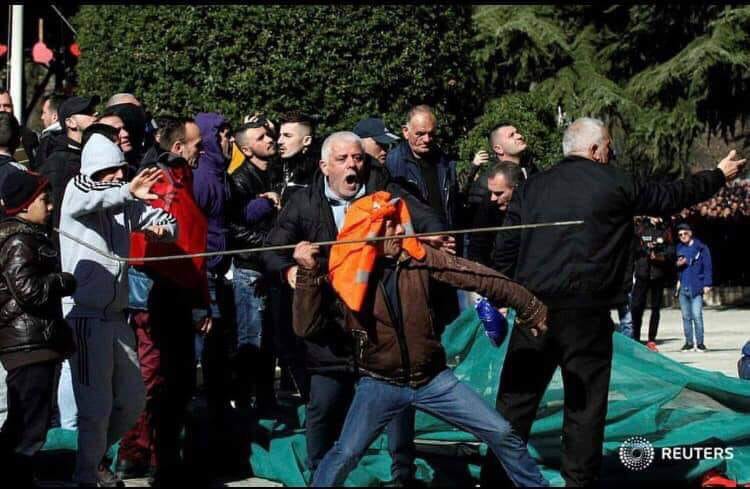 “Heshta”, aktori i njohur komenton foton që bëri xhiron e rrjeteve sociale: Kujt po ia hedh o qenie e marrë?!