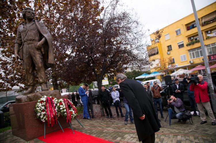 “Komandanti legjendar”, Berisha publikon foton e rrallë me Adem Jasharin