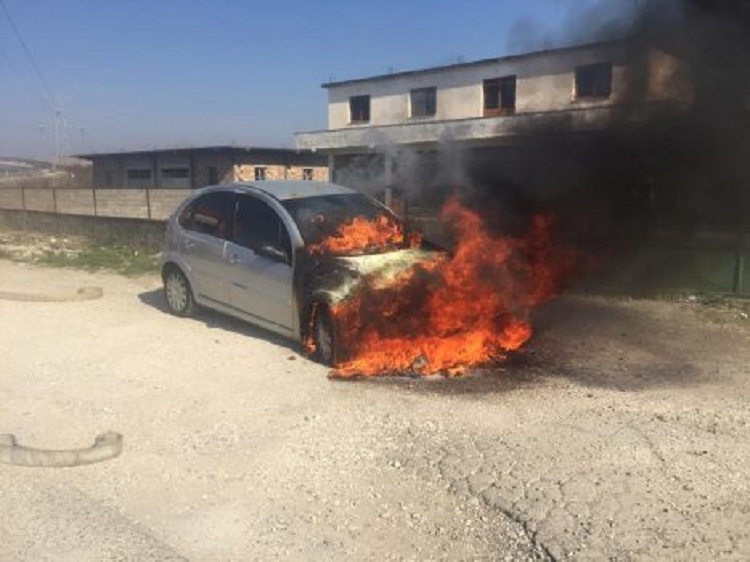 Shpërthen në flakë makina në Kavajë