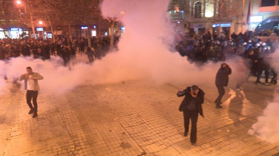 Protesta te Parlamenti, procedohen 8 persona, në kërkim 12 të tjerë