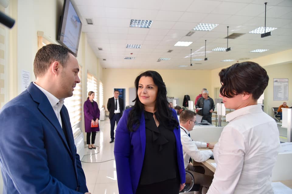 Durrës, Ministrja Balluku viziton drejtorinë e Transportit Rrugor (FOTO)