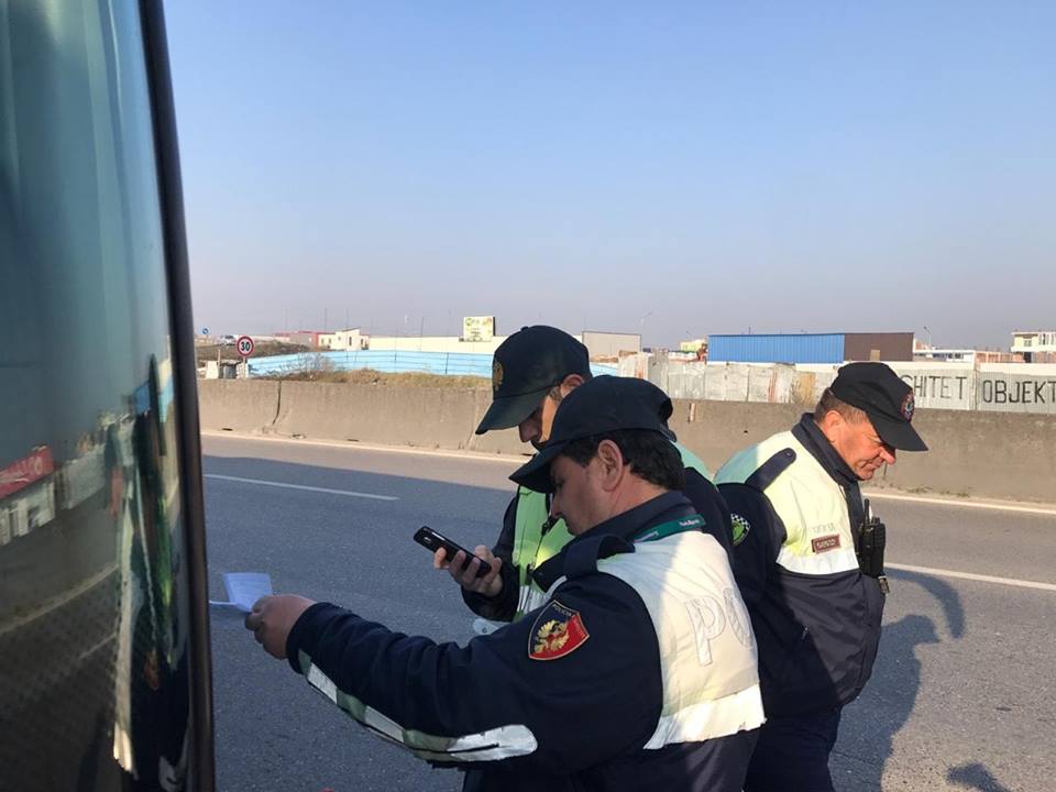 FOTO/ “Policia në Durrës fotografon targat dhe dokumentet e çdo autobusi”