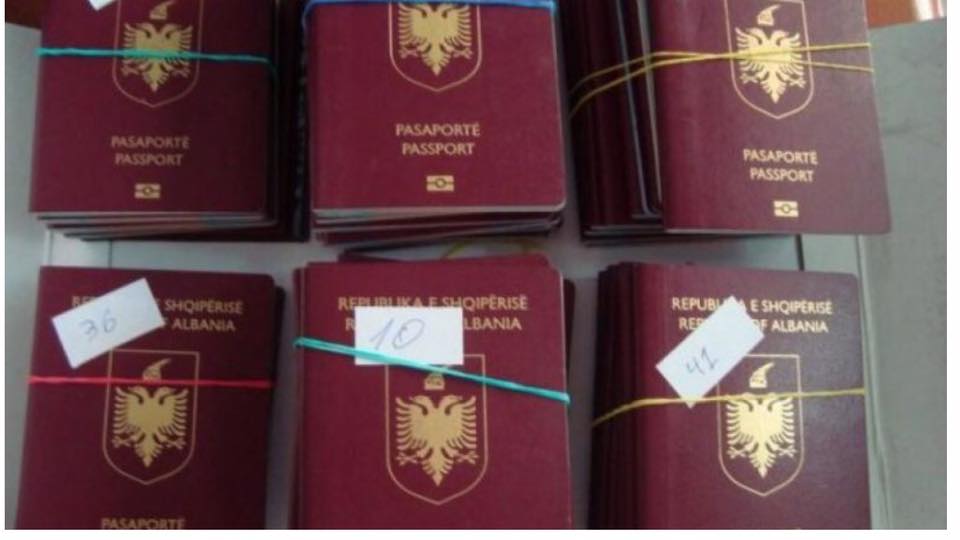 Berisha: Qindra pasaporta të “vjedhura”, në duart e grupeve terroriste të ISIS-it dhe mafies