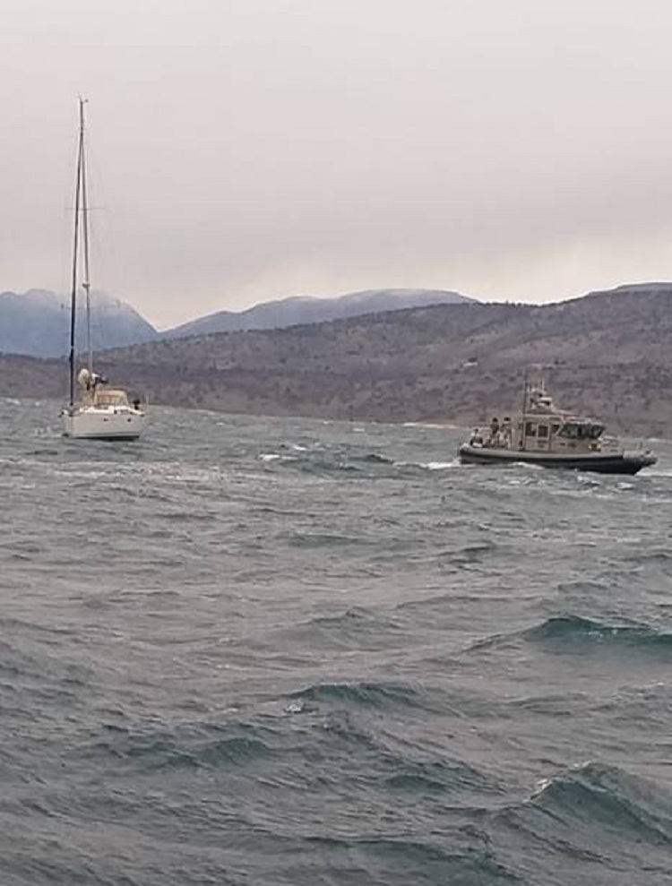 Defekti në motorin e velierës, Roja Bregdetare shpëton 3 shtetas të huaj