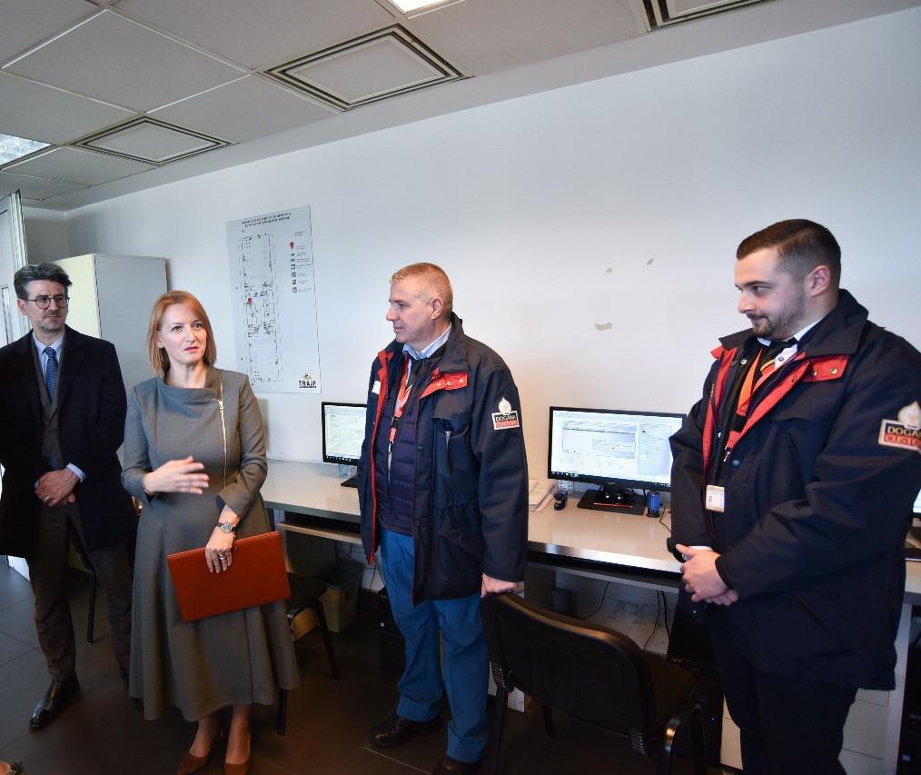 Ministrja Denaj inspekton pikën doganore të portit të Durrësit