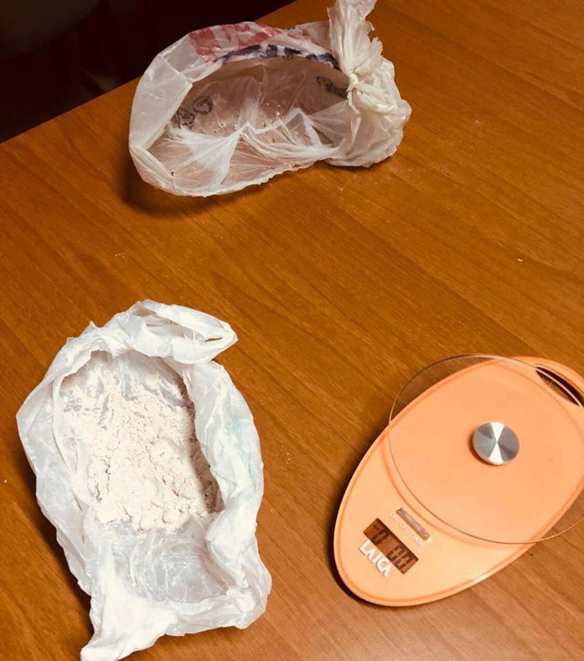 Klientelë fikse në gjithë Tiranën, arrestohet “Peshku” dhe bashkëpunëtori me 1 kg heroinë (Foto+detajet)