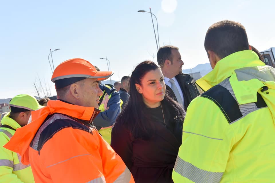 Ministrja Balluku inspekton rrugën e Rinasit: Ndërhyrje e menjëhershme!