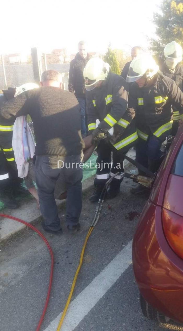 Zjarrfikësit sharrojnë makinën për të nxjerrë viktimën e aksidentit në Durrës (FOTO & VIDEO)