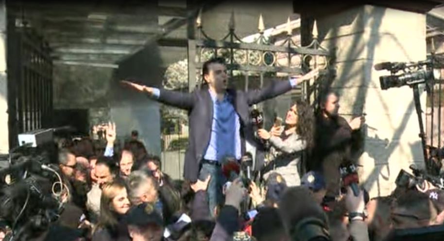 Basha dorëzoi mandatet: Opozita i vuri kyçin parlamentit të krimit