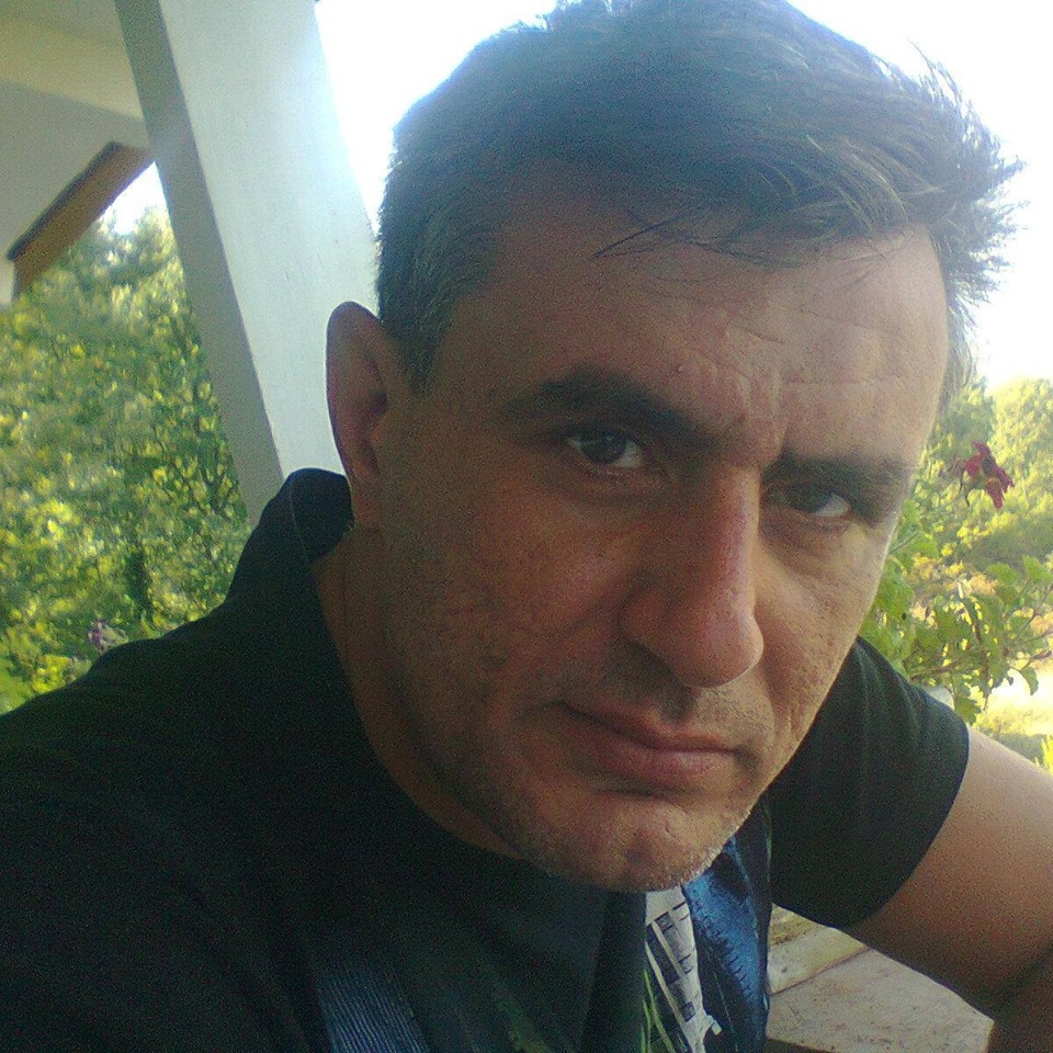 Biznesmeni i dhunuar nga “i forti i Shijakut”, flet Artur Xheka: Si m’i vunë drynin ambientit të punës