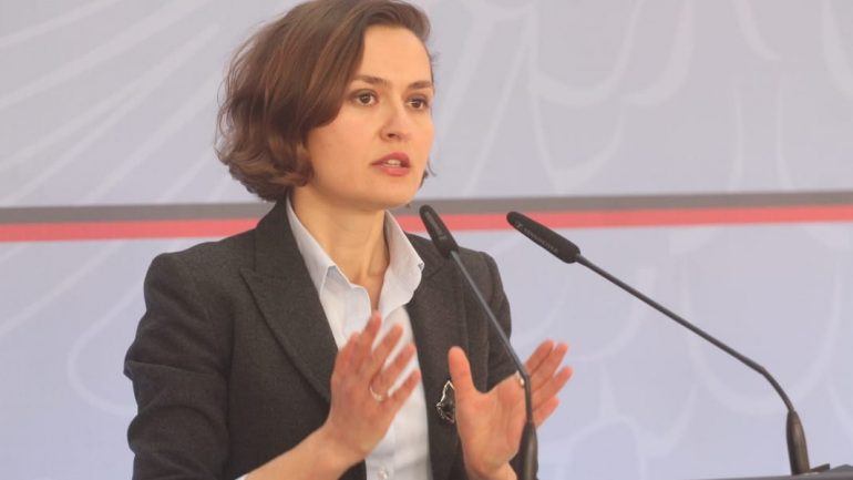 Qeverisë i skadon afati, ministrja e Arsimit takim me pedagogët