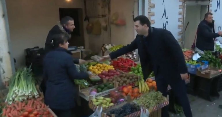 Protesta/ Basha me qytetarët e Tiranës: Me 16 të gjithë në shesh