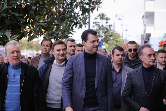 Basha mbron studentët: Nuk do iu digjet viti, mos kini frikë!