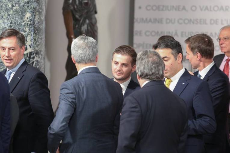 Zbulohen replikat mes ministrave Cakaj e Daçiç