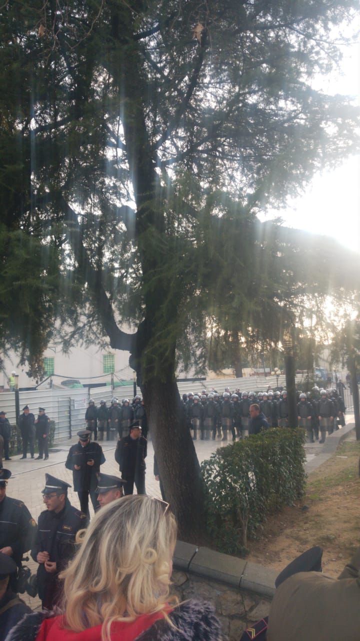 Protesta e opozitës, tension pranë parlamentit, hidhen tymuese