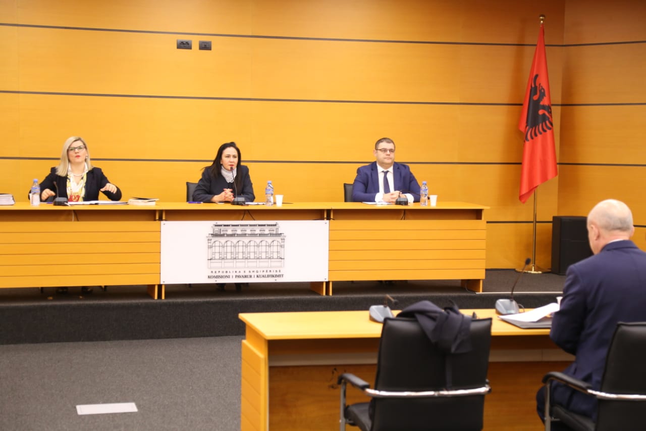 Kryetari i Gjykatës së Apelit Durrës në sitën e vettingut, tensione në seancë