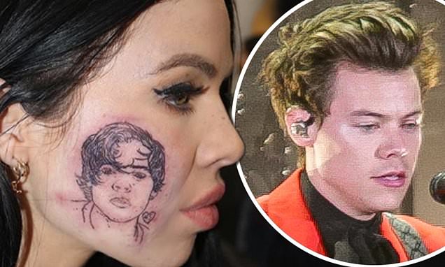 VIDEO/ Këngëtarja zbulon të vërtetën shokuese për tatuazhin e Harry Styles