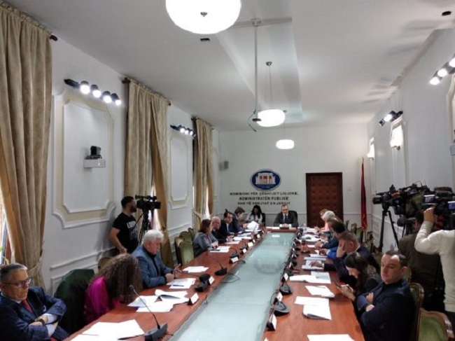 “Kadastra” te Ligjet, miratohet nga maxhoranca mes debatesh dekreti i Metës