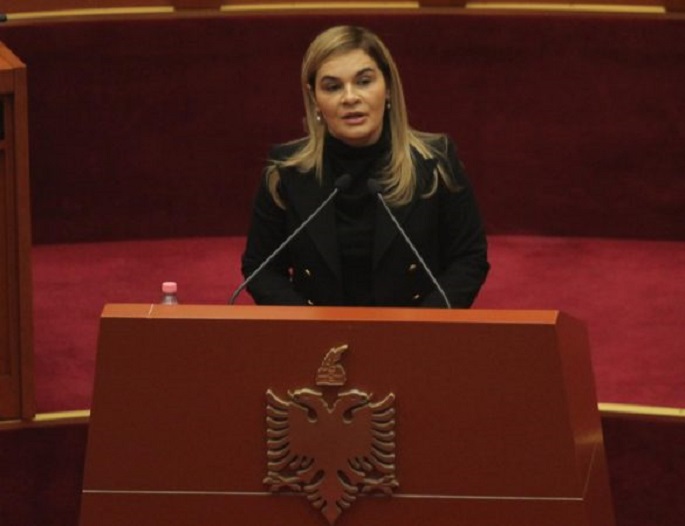 Kryemadhi sulmon ministren Gjonaj: Mos harro bëmat e tët shoqi!