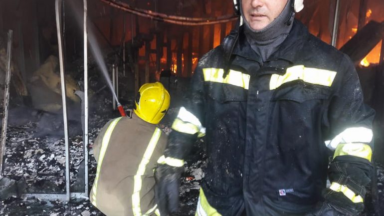 “Heroi” që rrihte 3 fëmijët dhe gruan